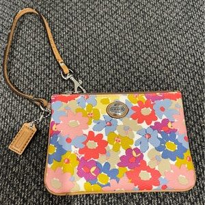 Coach wristlet 🌸🌺🌷💐